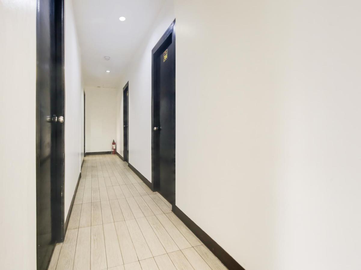 Oyo 895 Golden Majestic Pension Inn Манила Екстериор снимка