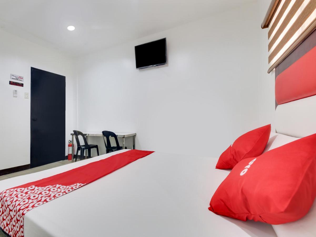 Oyo 895 Golden Majestic Pension Inn Манила Екстериор снимка