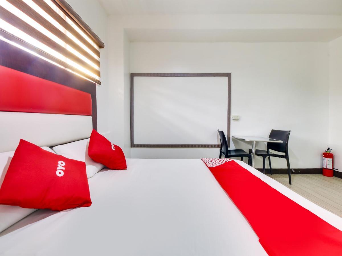 Oyo 895 Golden Majestic Pension Inn Манила Екстериор снимка