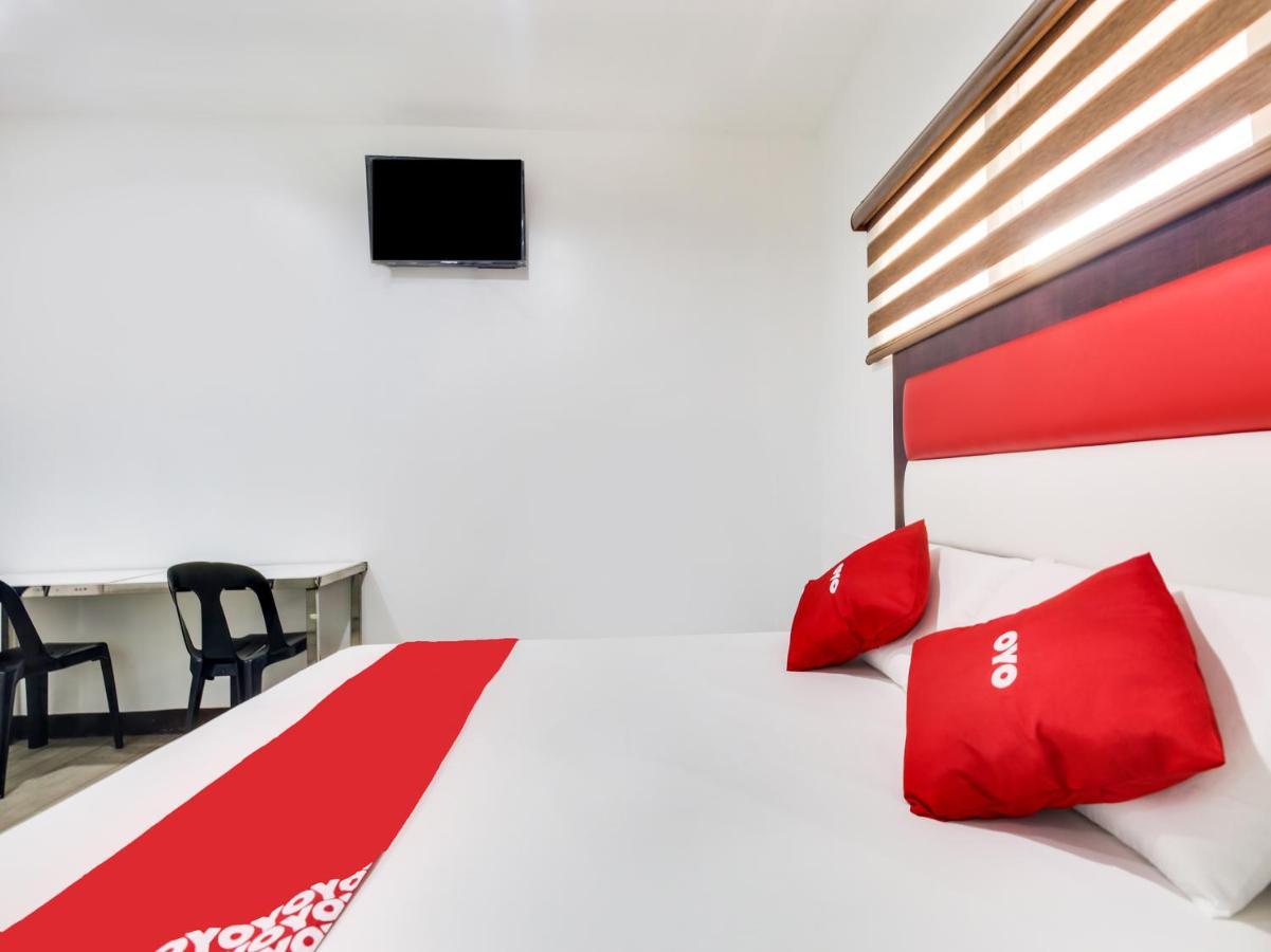 Oyo 895 Golden Majestic Pension Inn Манила Екстериор снимка