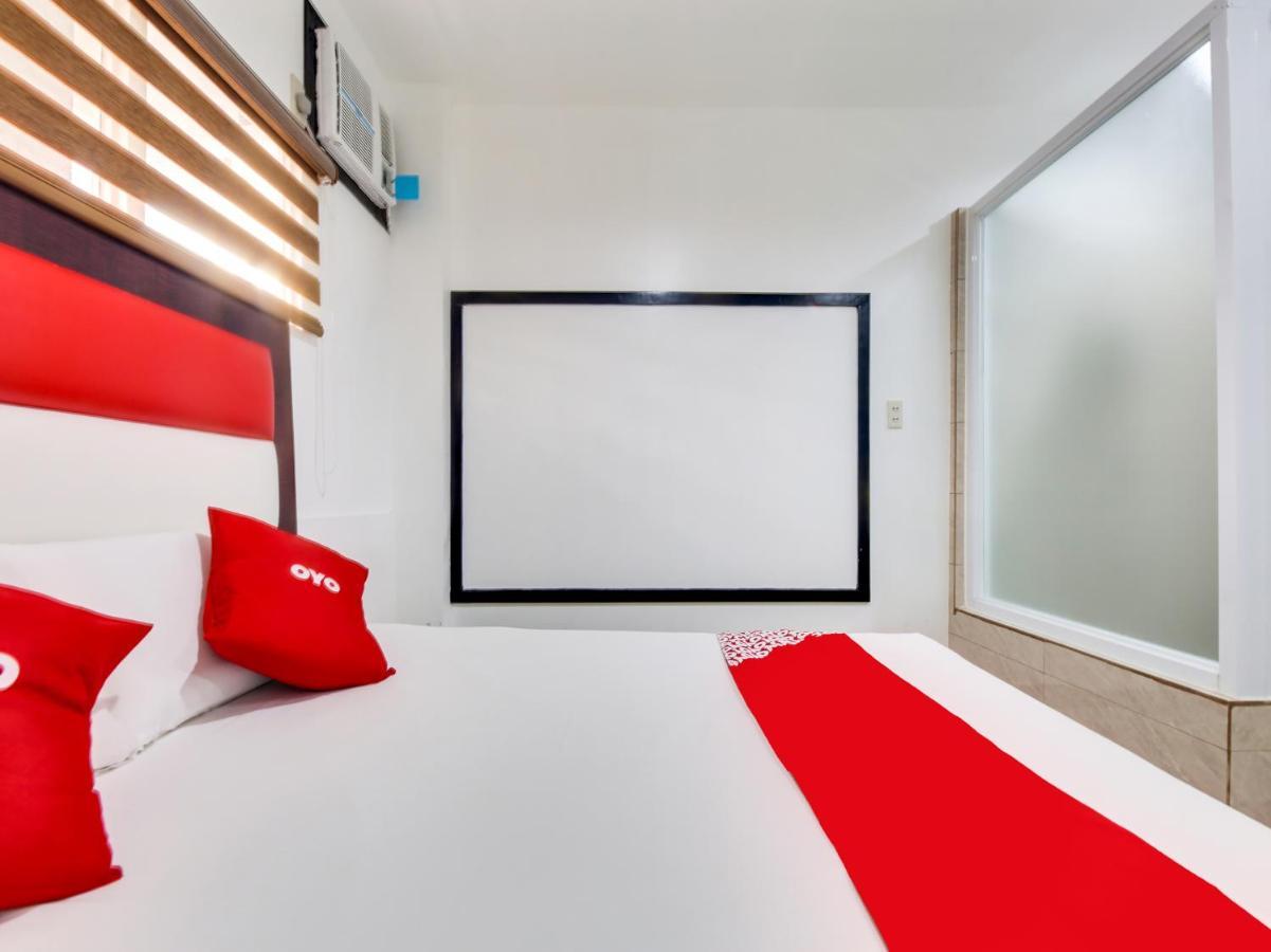 Oyo 895 Golden Majestic Pension Inn Манила Екстериор снимка